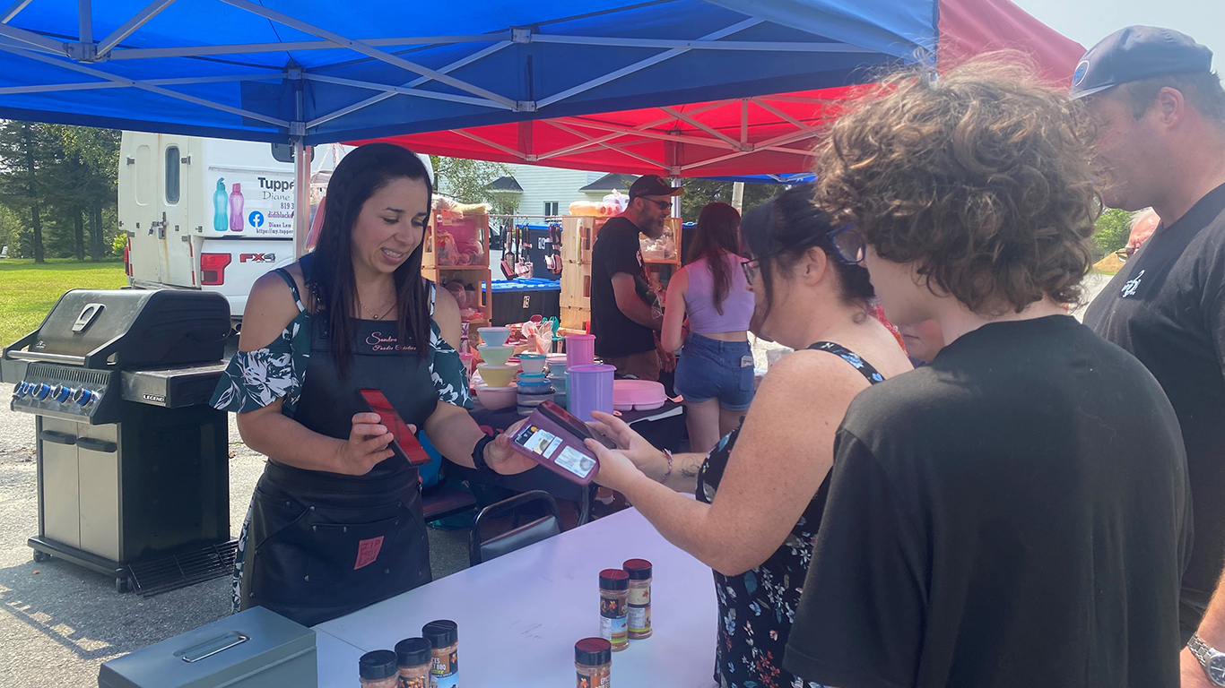 De passage dans son Abitibi natale, la gagnante de la première édition québécoise de la compétition de chefs amateurs MasterChef, Sandra Plourde, s’est présentée au marché public de Palmarolle, le 26 juillet. Photos : Émilie Parent-Bouchard