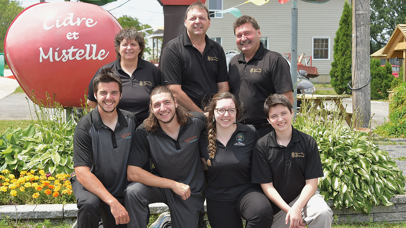 Les membres de la famille Desgagnés-Pedneault sont fortement enracinés à L’Isle-aux-Coudres. Sur la photo : Samuel, Léna, Pierre-Louis, Éric, Élisabeth, Patrice et Jean-Simon Desgagnés. Photo : Pierre Rochette