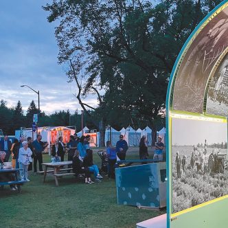 Durant toute la durée du Festival Mémoires et racines, les festivaliers ont pu regarder l’exposition de photos et visionner le film Habiter la terre, projeté sur la structure en arche du centième. Photo : Geneviève Quessy