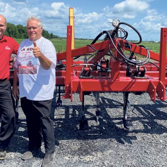 Marco Brouillard, propriétaire de La Sole Inc, et son père Laurent, fondateur de la compagnie devant la Grosse Sous-Soleuse.