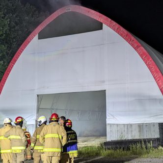 La chaleur estivale a été telle que le fumier qui était entreposé sous un dôme appartenant à une ferme avicole s’est mis à se composter jusqu’à créer une combustion. Crédit photo : Adam Bolestridge/Le Courrier de Saint-Hyacinthe