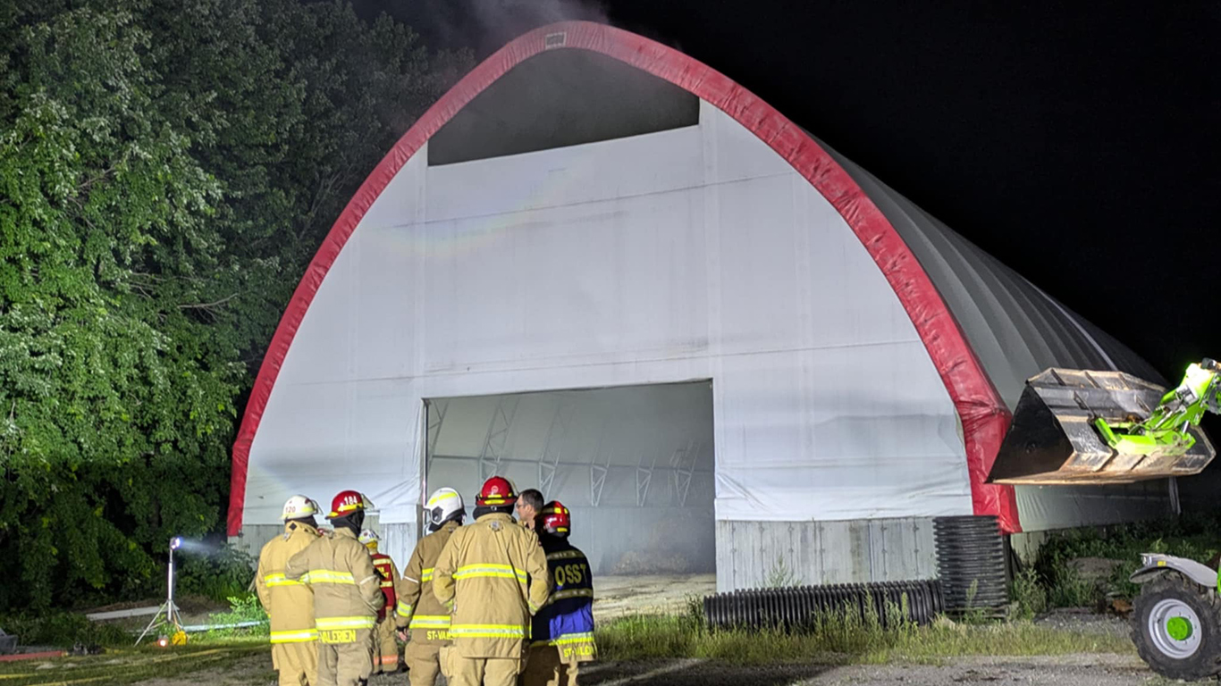 La chaleur estivale a été telle que le fumier qui était entreposé sous un dôme appartenant à une ferme avicole s’est mis à se composter jusqu’à créer une combustion. Crédit photo : Adam Bolestridge/Le Courrier de Saint-Hyacinthe