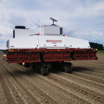 Au moyen d’un rayon laser, l’engin tiré par un tracteur, brûle, sur environ 20 pieds de large à la fois, le point de croissance de la mauvaise herbe, et ce, à une vitesse de 1 à 2 km/h. Photo : Gracieuseté de Soumia El Mahdaoui/APMQ