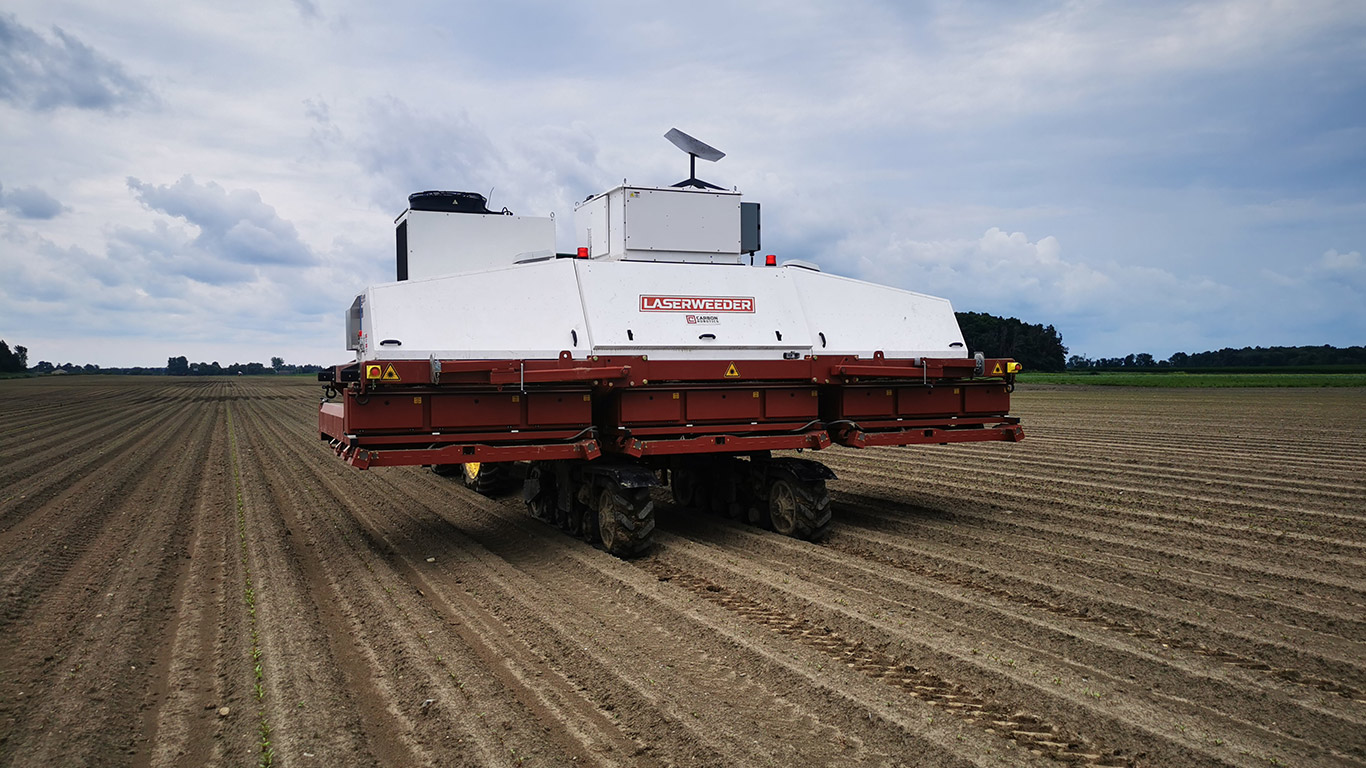 Au moyen d’un rayon laser, l’engin tiré par un tracteur, brûle, sur environ 20 pieds de large à la fois, le point de croissance de la mauvaise herbe, et ce, à une vitesse de 1 à 2 km/h. Photo : Gracieuseté de Soumia El Mahdaoui/APMQ