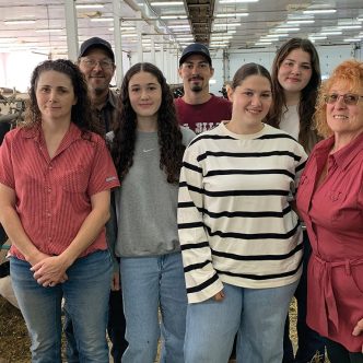 Anny Lefebvre, Joël Ostiguy, Cindy, Raphaël, Mégan et Kim Ostiguy, ainsi que Suzanne Gatien sont au cœur des activités de la Ferme Mojoguy. Photos : Marie-France Létourneau