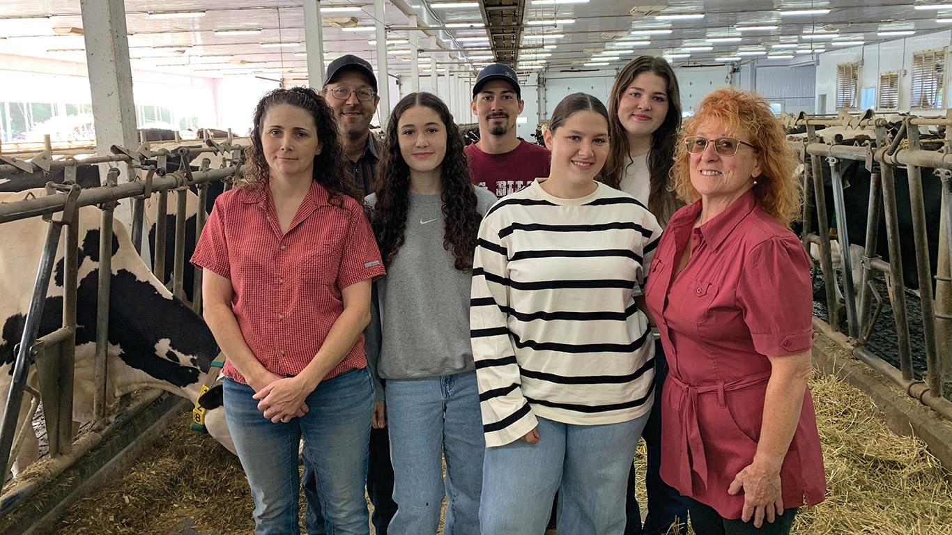 Anny Lefebvre, Joël Ostiguy, Cindy, Raphaël, Mégan et Kim Ostiguy, ainsi que Suzanne Gatien sont au cœur des activités de la Ferme Mojoguy. Photos : Marie-France Létourneau