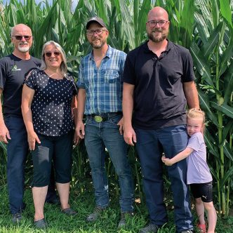 Pierre Paré et Gisèle Dubé, ainsi que leurs fils Alexandre et Philippe, accompagnés ici de la petite Charlie, sont à la barre de la Ferme PGA Paré. Photos : Marie-France Létourneau