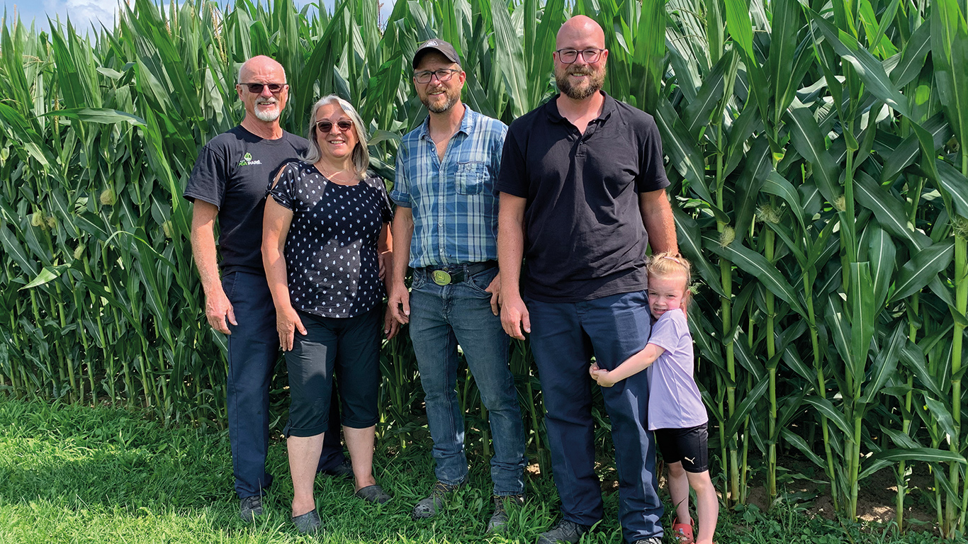 Pierre Paré et Gisèle Dubé, ainsi que leurs fils Alexandre et Philippe, accompagnés ici de la petite Charlie, sont à la barre de la Ferme PGA Paré. Photos : Marie-France Létourneau