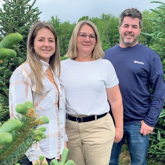 Sylvie Bolduc et Stéphan Perreault ont fait leur marque en agrotourisme, ainsi qu’avec l’exportation de sapins et de citrouilles. Leur fille Viviane travaille à leurs côtés. Photos : Marie-France Létourneau