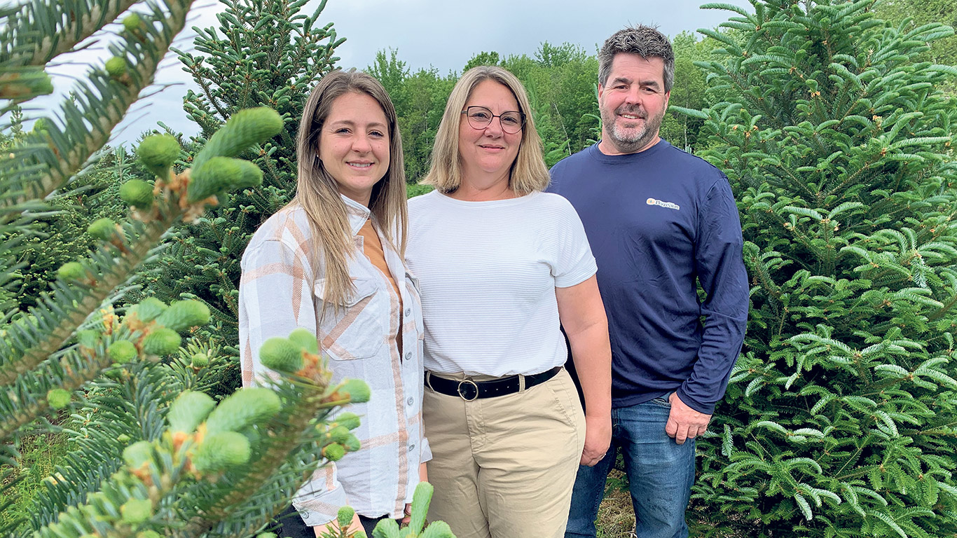 Sylvie Bolduc et Stéphan Perreault ont fait leur marque en agrotourisme, ainsi qu’avec l’exportation de sapins et de citrouilles. Leur fille Viviane travaille à leurs côtés. Photos : Marie-France Létourneau