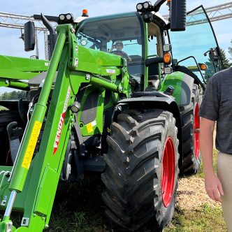 Richard Kohnen devant le Fendt 620. Crédit: Martin Ménard/TCN