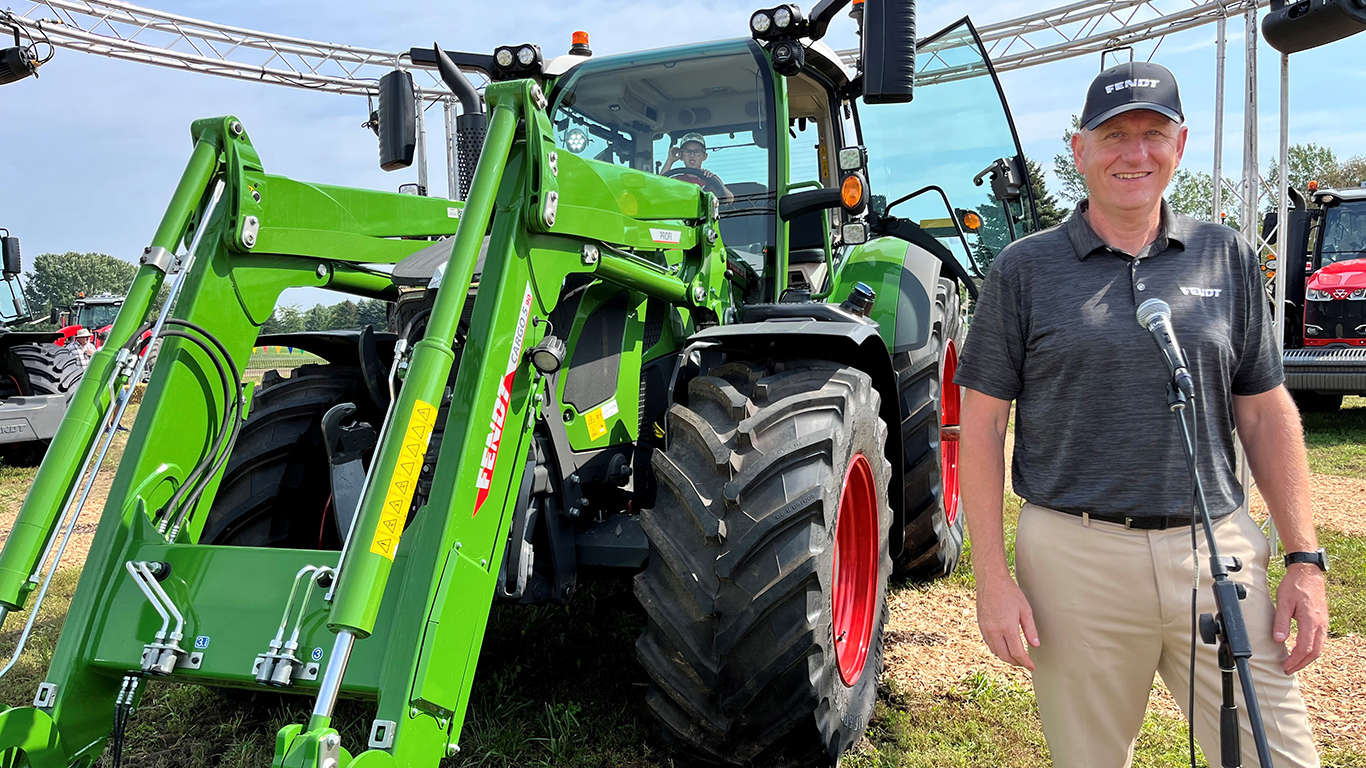 Richard Kohnen devant le Fendt 620. Crédit: Martin Ménard/TCN