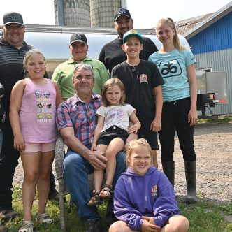 La famille Desrochers est bien présente dans la petite communauté de Sainte-Marie-de-Blandford. Sur la photo, Yves est entouré de ses petits-enfants Jolyanne, Mathis, Olivia, Laurence, Alexis et Chloée, ainsi que de ses fils Nicolas et Christian et sa belle-fille Stéphanie. Photos : Pierre Saint-Yves