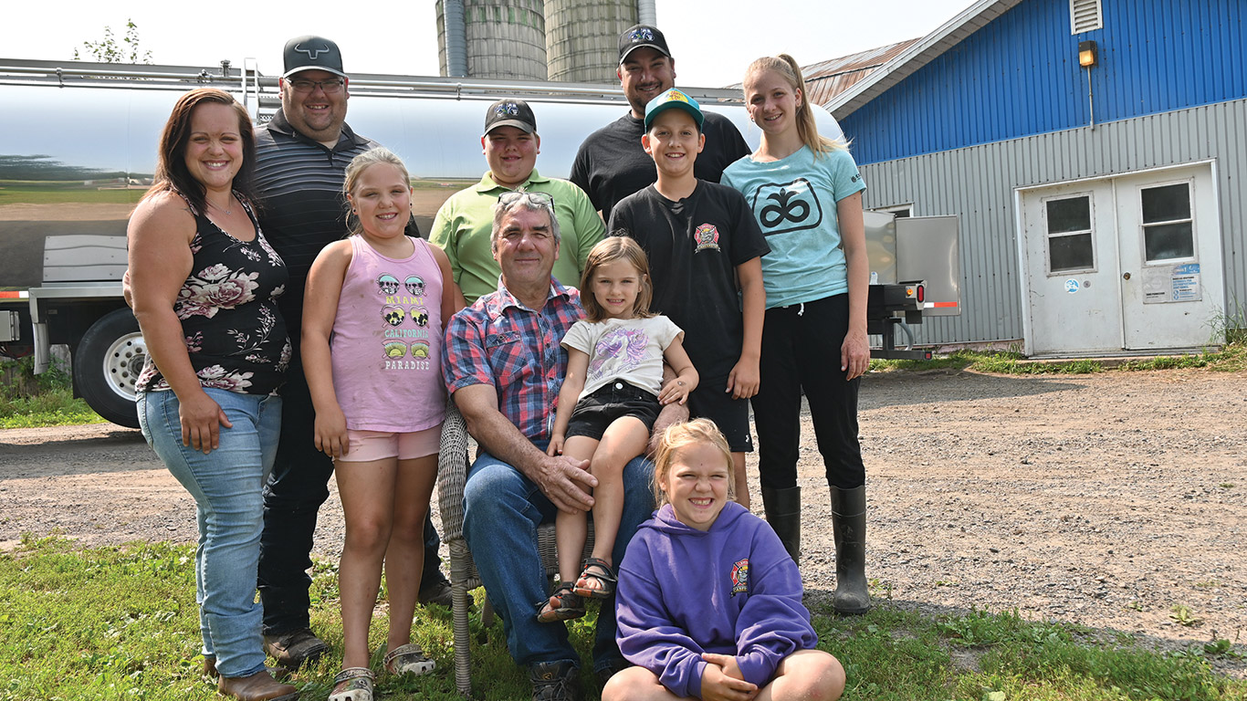 La famille Desrochers est bien présente dans la petite communauté de Sainte-Marie-de-Blandford. Sur la photo, Yves est entouré de ses petits-enfants Jolyanne, Mathis, Olivia, Laurence, Alexis et Chloée, ainsi que de ses fils Nicolas et Christian et sa belle-fille Stéphanie. Photos : Pierre Saint-Yves