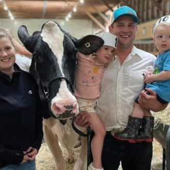 En agriculture, ça prend beaucoup de travail, mais aussi beaucoup d’amour, et c’est ce que Sabrina Boissonneault et Anthony Breton-Robert, de Saint-Anselme, partagent avec leurs enfants, le plus souvent possible.