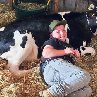 Maxime Boutin, de Saint-Georges, raconte : « Quand du monde me demande pourquoi je fais de l’exposition, bien, c’est pour des moments comme ça. Voir mon fils Alexis avec un sourire comme ça faire du ‘‘peau à peau’’ avec sa génisse, ça vaut tout l’or du monde. Ça me rappelle aussi moi à son âge. »