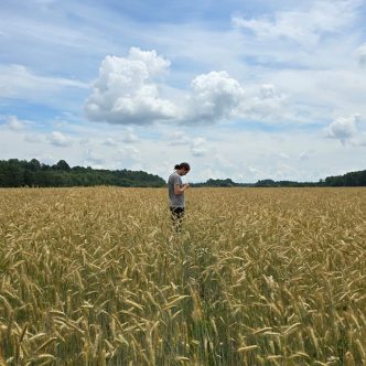 Raphael Lemire se dirigeait vers le domaine de la finance lorsqu’il a réalisé au cégep que l’agriculture lui manquait. Photo : Gracieuseté de Raphael Lemire