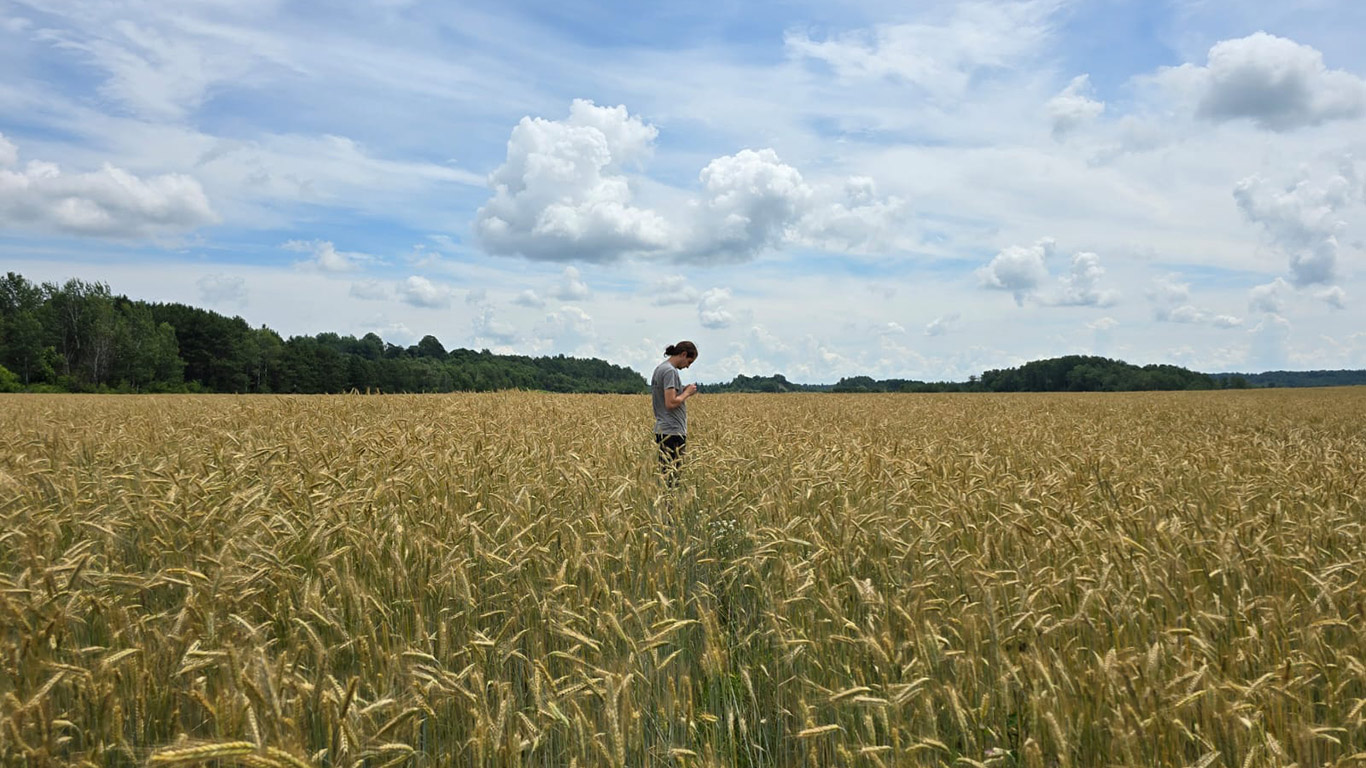 Raphael Lemire se dirigeait vers le domaine de la finance lorsqu’il a réalisé au cégep que l’agriculture lui manquait. Photo : Gracieuseté de Raphael Lemire