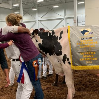 La victoire de leur vache Birdy au Suprême laitier a représenté un grand moment d’émotion pour les copropriétaires de l’animal, Jacinthe Guilbert et sa fille, Marie-Pier Vincent. Photos : Caroline Morneau/TCN