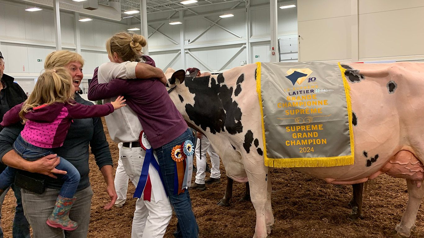 La victoire de leur vache Birdy au Suprême laitier a représenté un grand moment d’émotion pour les copropriétaires de l’animal, Jacinthe Guilbert et sa fille, Marie-Pier Vincent. Photos : Caroline Morneau/TCN