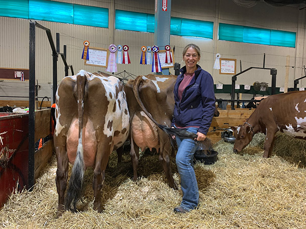 Bianca Foley est bien fière de ses deux vaches victorieuses, Montana et Joy. Photo : Caroline Morneau/TCN