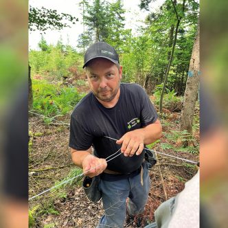 Tous deux passionnés d’acériculture depuis leur plus jeune âge, Francis Roy et Dominique Pépin (sur la photo) ont lancé, en 2018, un service d’installation d’érablière complémentaire à leur production de sirop d’érable. Photos : Dominique Pépin