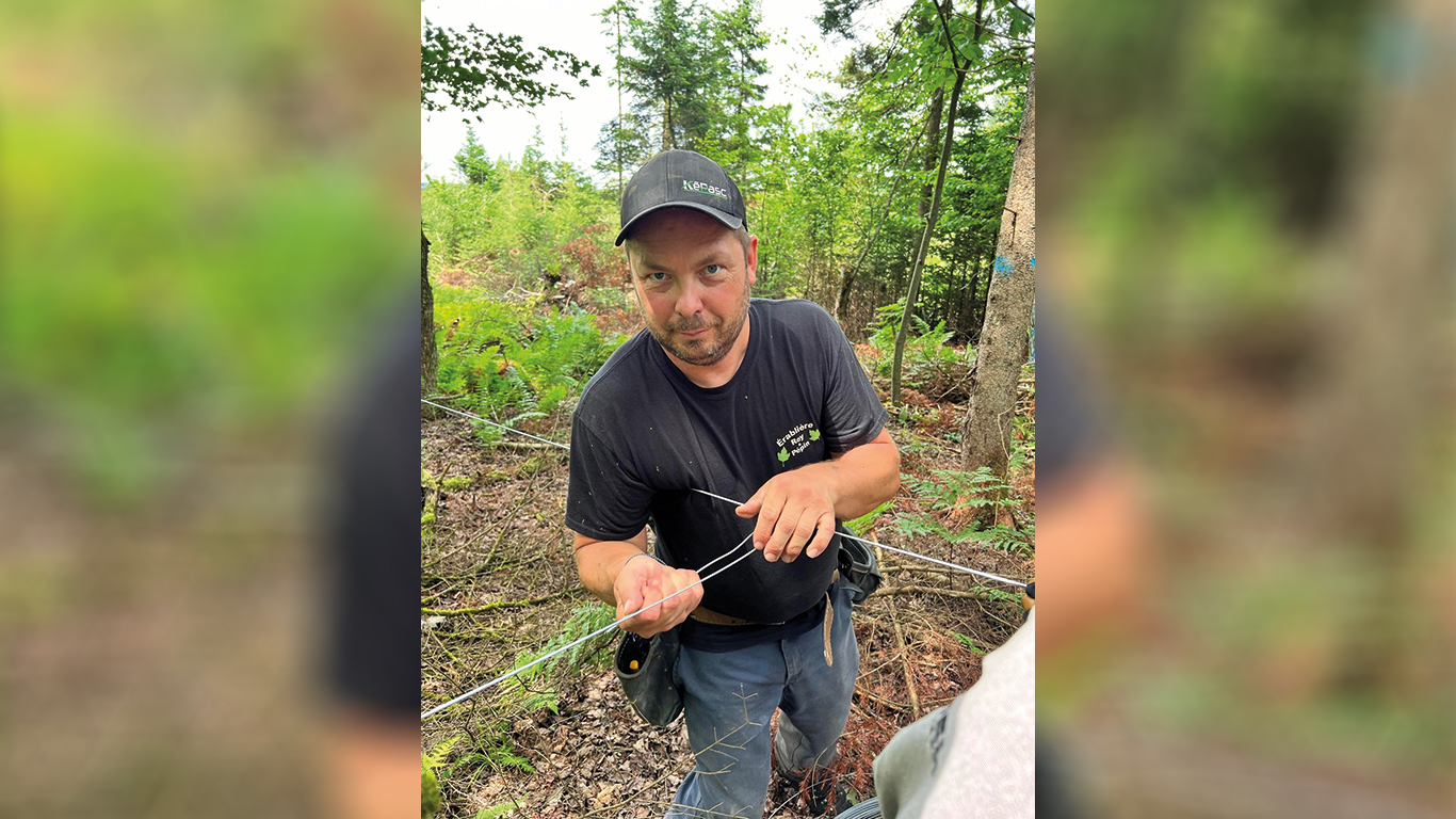 Tous deux passionnés d’acériculture depuis leur plus jeune âge, Francis Roy et Dominique Pépin (sur la photo) ont lancé, en 2018, un service d’installation d’érablière complémentaire à leur production de sirop d’érable. Photos : Dominique Pépin