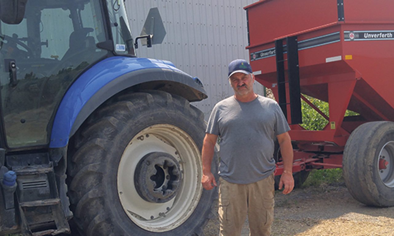 Le producteur de grains Yvan Lussier a intégré l’orge à sa production de maïs et de soya pour améliorer la santé de ses sols. Il souhaite toutefois améliorer ses pratiques pour arriver à classer ses récoltes dans la catégorie d’orge brassicole. Photo : Gracieuseté de la Ferme du Coin-Rond