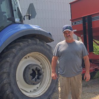 Le producteur de grains Yvan Lussier a intégré l’orge à sa production de maïs et de soya pour améliorer la santé de ses sols. Il souhaite toutefois améliorer ses pratiques pour arriver à classer ses récoltes dans la catégorie d’orge brassicole. Photo : Gracieuseté de la Ferme du Coin-Rond