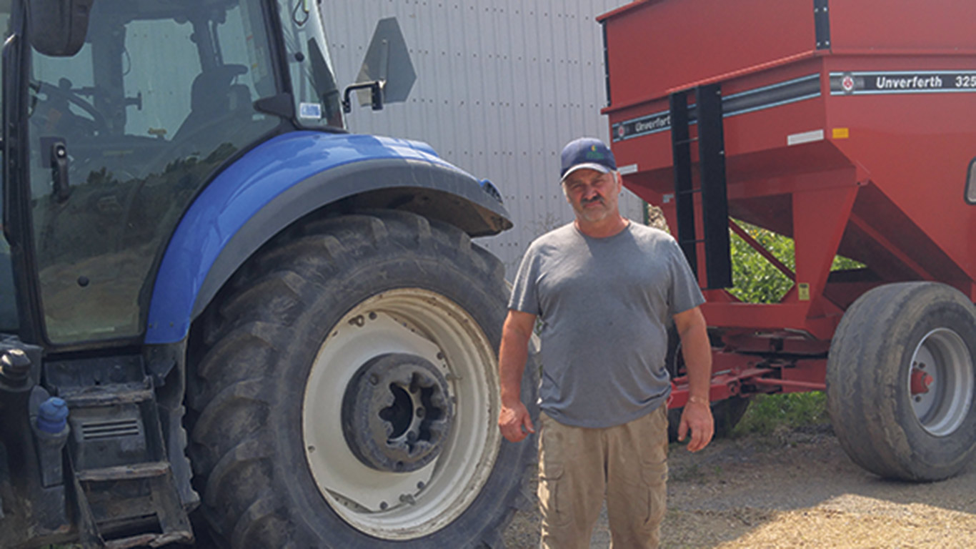 Le producteur de grains Yvan Lussier a intégré l’orge à sa production de maïs et de soya pour améliorer la santé de ses sols. Il souhaite toutefois améliorer ses pratiques pour arriver à classer ses récoltes dans la catégorie d’orge brassicole. Photo : Gracieuseté de la Ferme du Coin-Rond