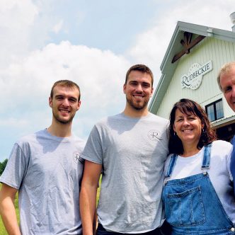 Joanne LaBranche et Patrick Côté ont bâti un kiosque fermier avec leurs fils Justin et Anthony, en 2023, pour procurer une vitrine à leurs produits et à ceux des producteurs de la région de Kinnear’s Mills. Ils ont baptisé leur ferme du nom de l’emblème floral de leur village. Photos : André Laroche