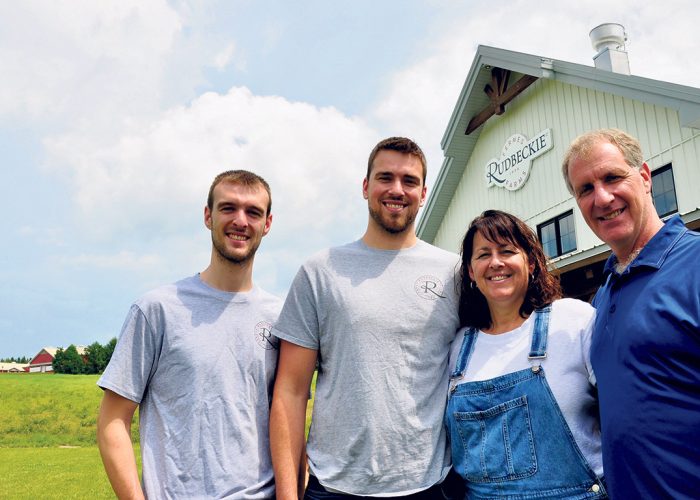 Joanne LaBranche et Patrick Côté ont bâti un kiosque fermier avec leurs fils Justin et Anthony, en 2023, pour procurer une vitrine à leurs produits et à ceux des producteurs de la région de Kinnear’s Mills. Ils ont baptisé leur ferme du nom de l’emblème floral de leur village. Photos : André Laroche