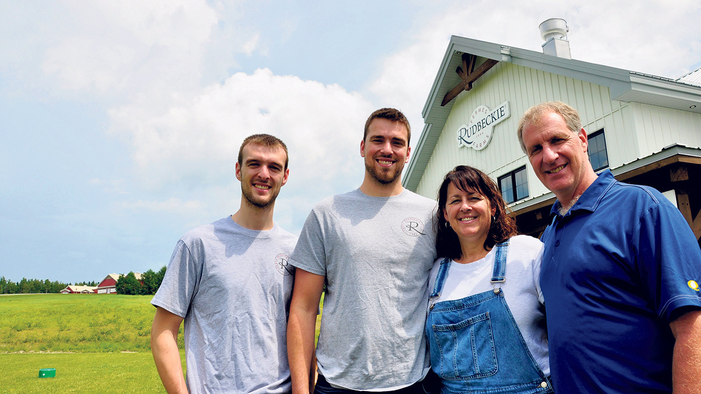 Joanne LaBranche et Patrick Côté ont bâti un kiosque fermier avec leurs fils Justin et Anthony, en 2023, pour procurer une vitrine à leurs produits et à ceux des producteurs de la région de Kinnear’s Mills. Ils ont baptisé leur ferme du nom de l’emblème floral de leur village. Photos : André Laroche