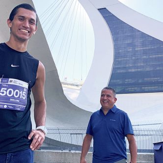 Lors des formations qu’il donne aux travailleurs étrangers dans les fermes laitières, Omar Sandoval (à droite) a découvert l’athlète Adan Estuardo Orellana Catalàn, qu’il a invité à participer à l’épreuve du 5 km du Marathon de Montréal. Photo : Caroline Morneau / TCN