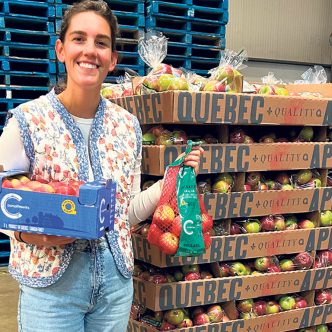 Chloé Boileau, productrice et emballeuse à Havelock, en Montérégie, est impressionnée par l’abondance et la qualité des produits qu’elle reçoit, cette année. Photo : Gracieuseté de Chloé Boileau