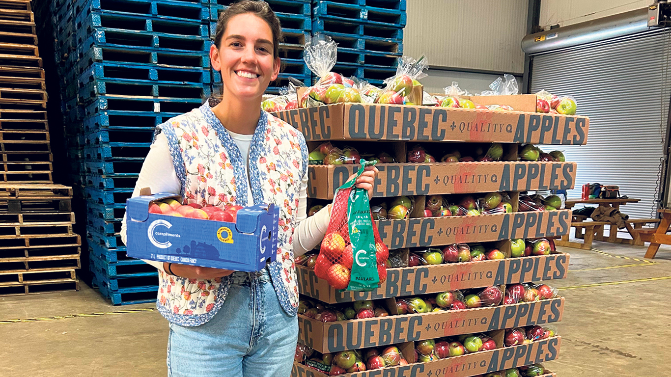 Chloé Boileau, productrice et emballeuse à Havelock, en Montérégie, est impressionnée par l’abondance et la qualité des produits qu’elle reçoit, cette année. Photo : Gracieuseté de Chloé Boileau