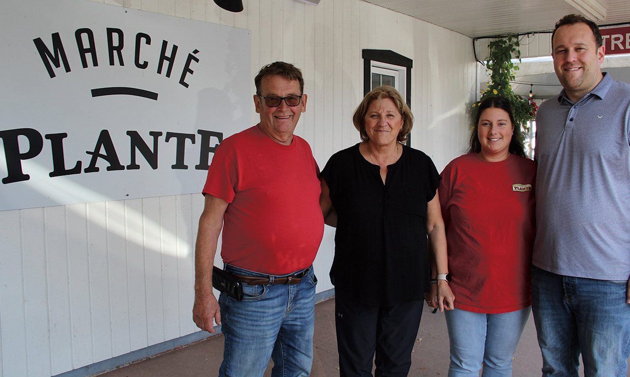 Bien que Pierre Plante et Huguette Ferland aient cédé les rênes de l’entreprise à leur fils, Simon Plante, ils continuent de s’y impliquer activement, tout comme Alison Blouin, la conjointe de Simon. Photos : Eugénie Emond