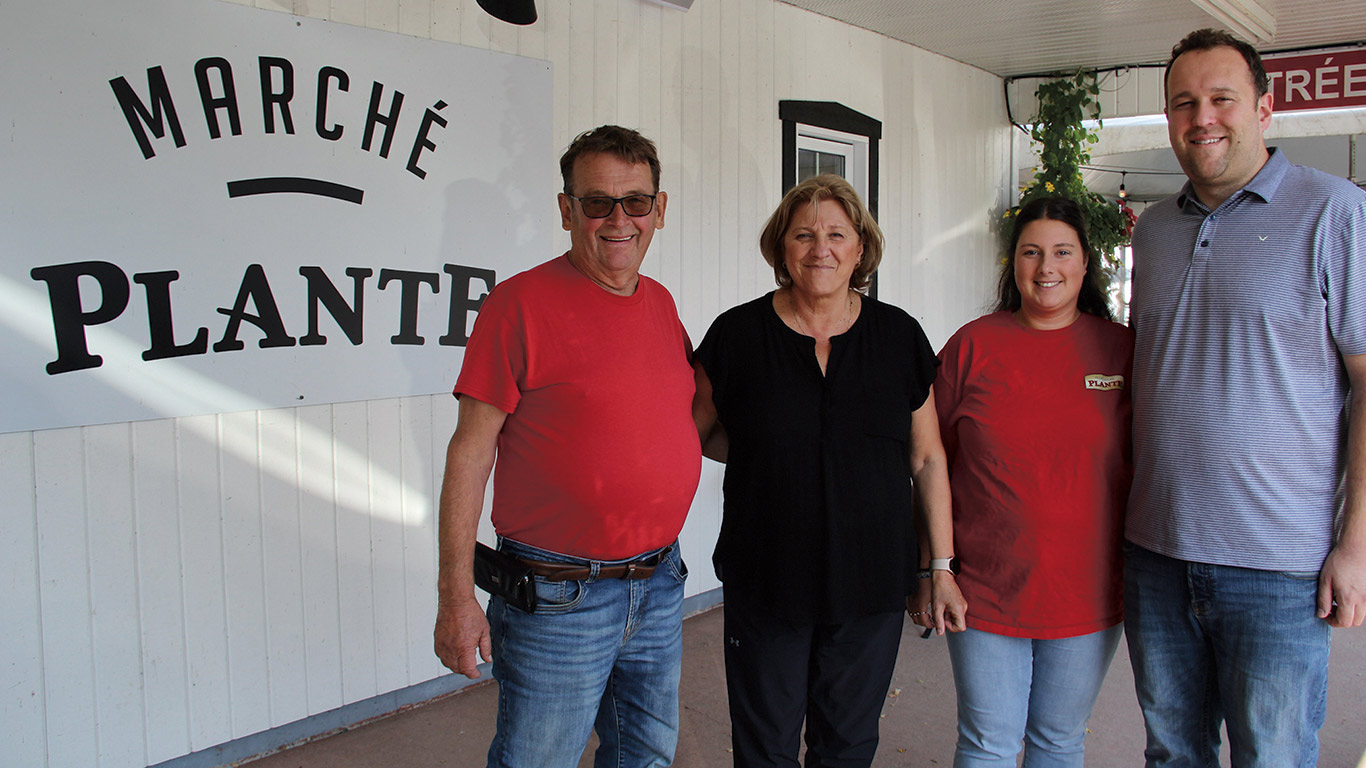 Bien que Pierre Plante et Huguette Ferland aient cédé les rênes de l’entreprise à leur fils, Simon Plante, ils continuent de s’y impliquer activement, tout comme Alison Blouin, la conjointe de Simon. Photos : Eugénie Emond