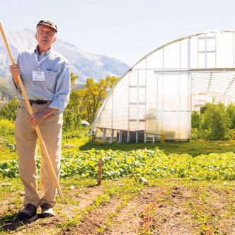 Au fil de sa carrière, Eliot Coleman aura cumulé plusieurs chapeaux, mais c’est celui de cultivateur qui constitue pour lui la plus belle aventure. Photos tirées de la page Facebook de Four Season Farm