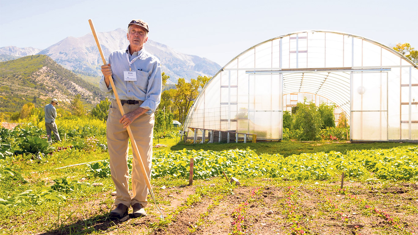 Au fil de sa carrière, Eliot Coleman aura cumulé plusieurs chapeaux, mais c’est celui de cultivateur qui constitue pour lui la plus belle aventure. Photos tirées de la page Facebook de Four Season Farm