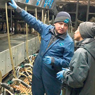 Les formations d’Omar Sandoval sont destinées spécifiquement aux travailleurs étrangers à l’embauche de fermes laitières. Photo : Gracieuseté de Lactanet