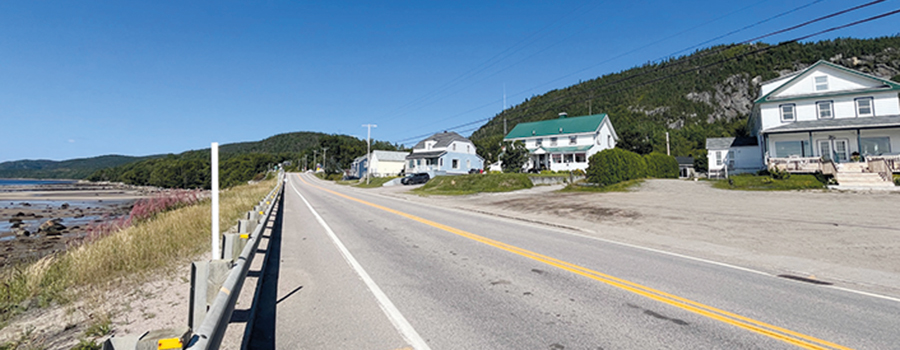 Le village de Franquelin est situé au bord de la route 138, qui longe le fleuve Saint-Laurent.