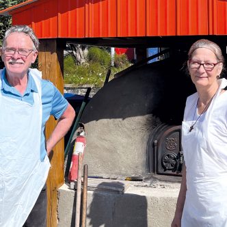 Richard Bélanger et son employée Judith St-Pierre devant le four à bois de la Boulangerie d’Antan, à Franquelin. Photos : Geneviève Quessy