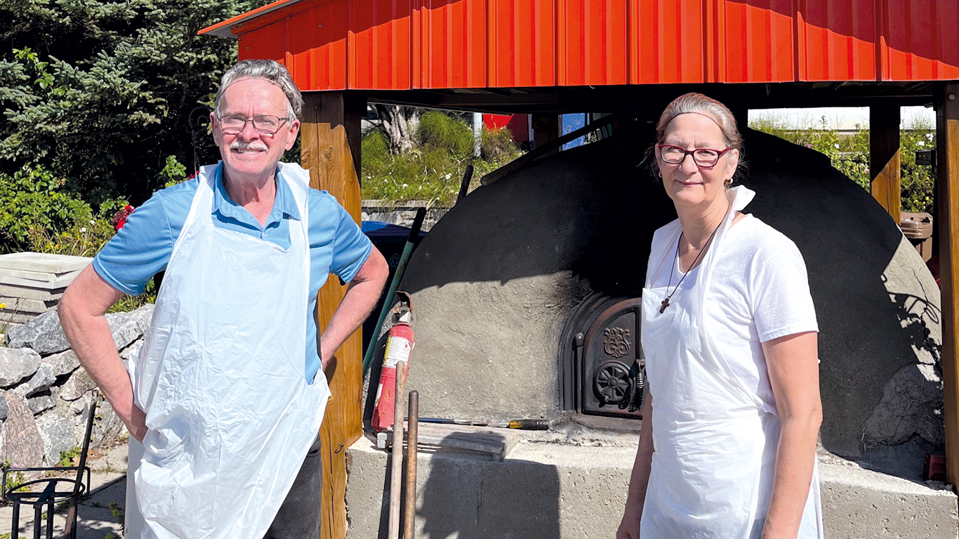 Richard Bélanger et son employée Judith St-Pierre devant le four à bois de la Boulangerie d’Antan, à Franquelin. Photos : Geneviève Quessy