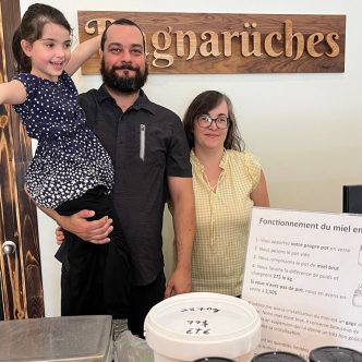 Sébastien Jean, Geneviève Desrochers et leur fille Joëlle, 7 ans, dans leur magasin de Port-Cartier. Photo : Photos : Geneviève Quessy