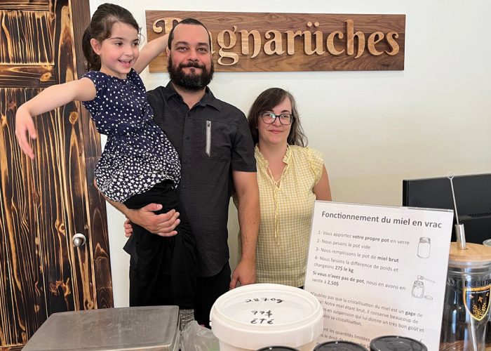 Sébastien Jean, Geneviève Desrochers et leur fille Joëlle, 7 ans, dans leur magasin de Port-Cartier. Photo : Photos : Geneviève Quessy