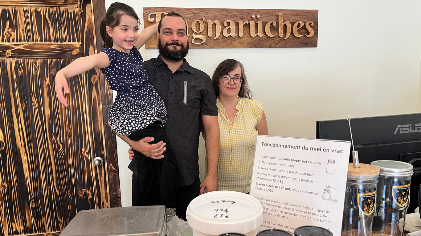 Sébastien Jean, Geneviève Desrochers et leur fille Joëlle, 7 ans, dans leur magasin de Port-Cartier. Photo : Photos : Geneviève Quessy