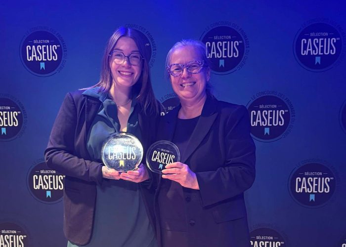 Alexandra Quirion et sa mère, Ginette Bégin, sont allées chercher leur prix Caseus du meilleur fromage du Québec, le 25 septembre, à Québec. Photo : Gracieuseté de la Fromagerie Le Détour