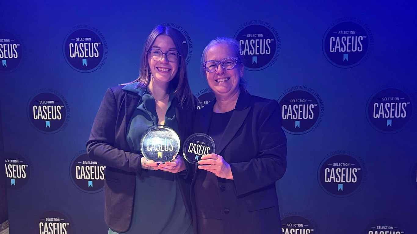 Alexandra Quirion et sa mère, Ginette Bégin, sont allées chercher leur prix Caseus du meilleur fromage du Québec, le 25 septembre, à Québec. Photo : Gracieuseté de la Fromagerie Le Détour