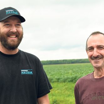 William Maillette et Philippe Gras, copropriétaires de la ferme Les cultures du Grand. Photos : Pierre Saint-Yves